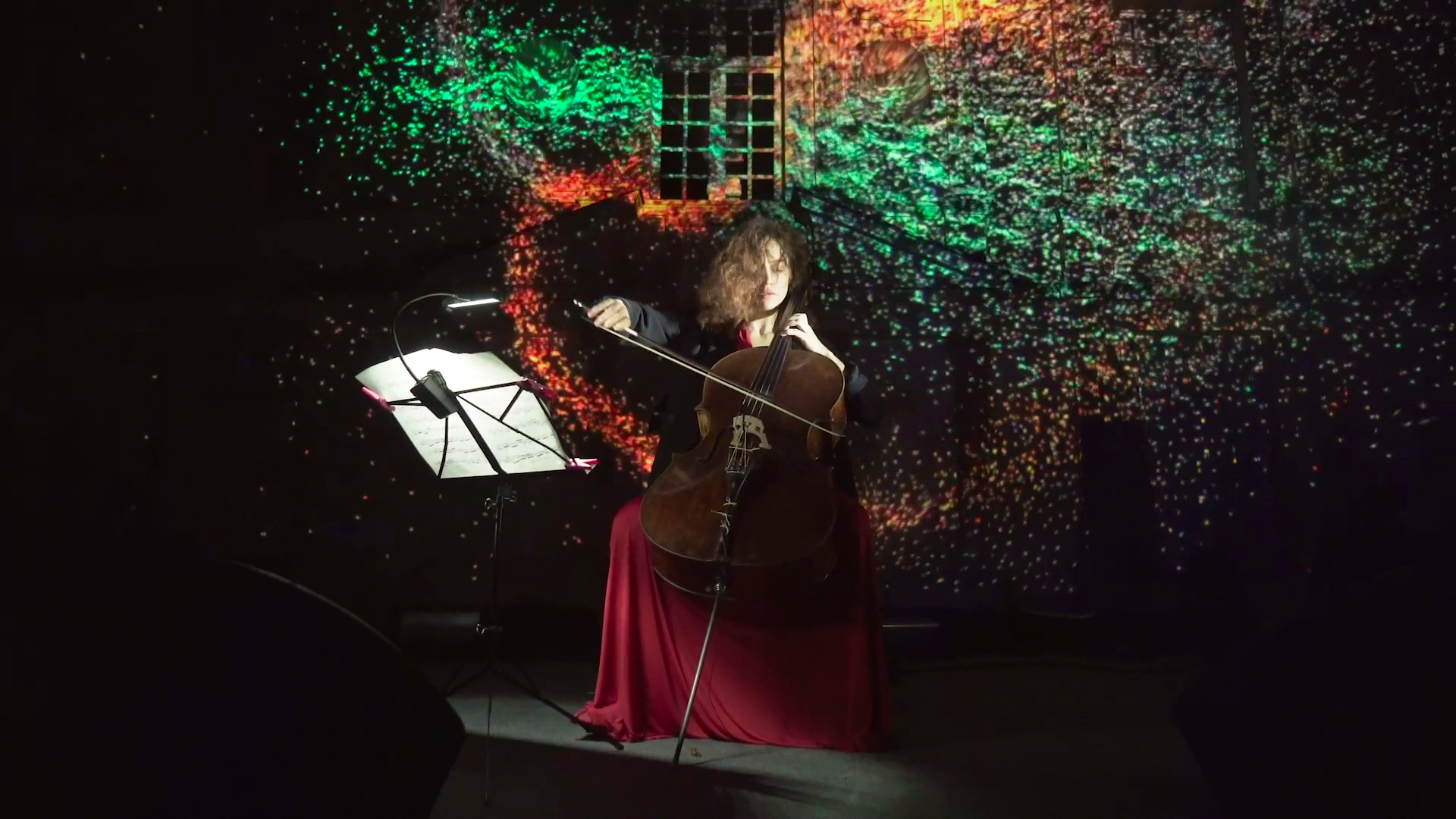 Hermine Horiot devant la projection des nuées sur le Chateau de Bussy-Rabutin